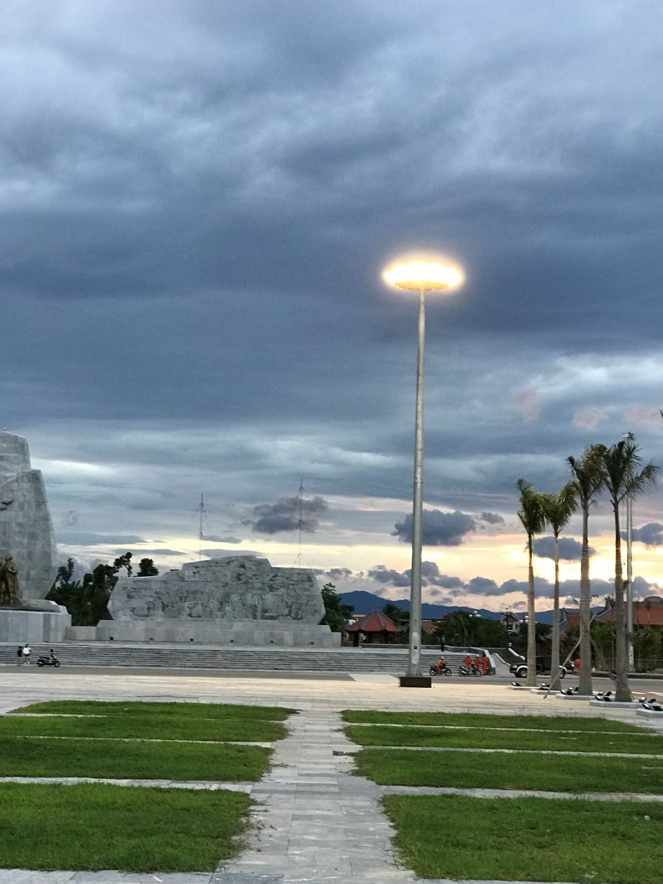 cột đèn nâng hạ